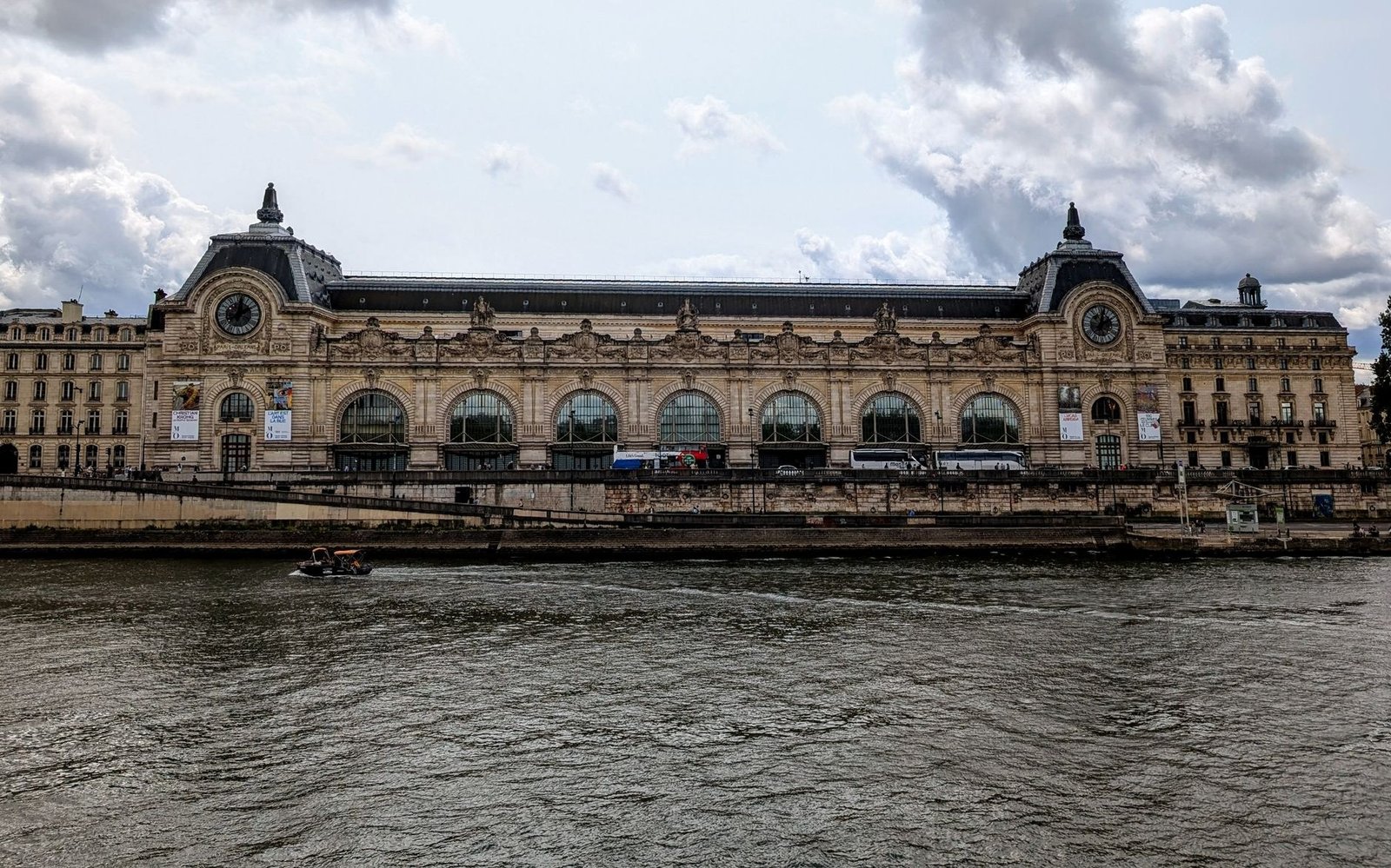 Louvre vs. Musée d'Orsay: Which One to Visit (or How to Do Both in One Day) 1 Fachada do Museu d'Orsay às margens do Rio Sena em Paris
