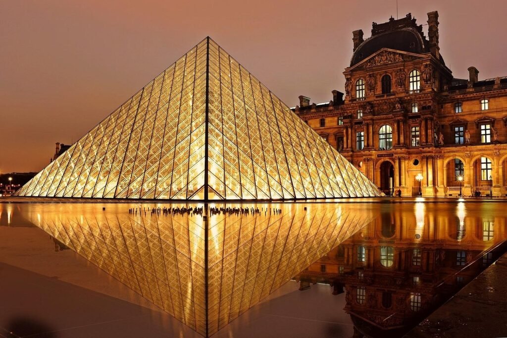 Museu do Louvre: Ingressos, Como Evitar Filas e o Que Ver 6 museu louvre noite