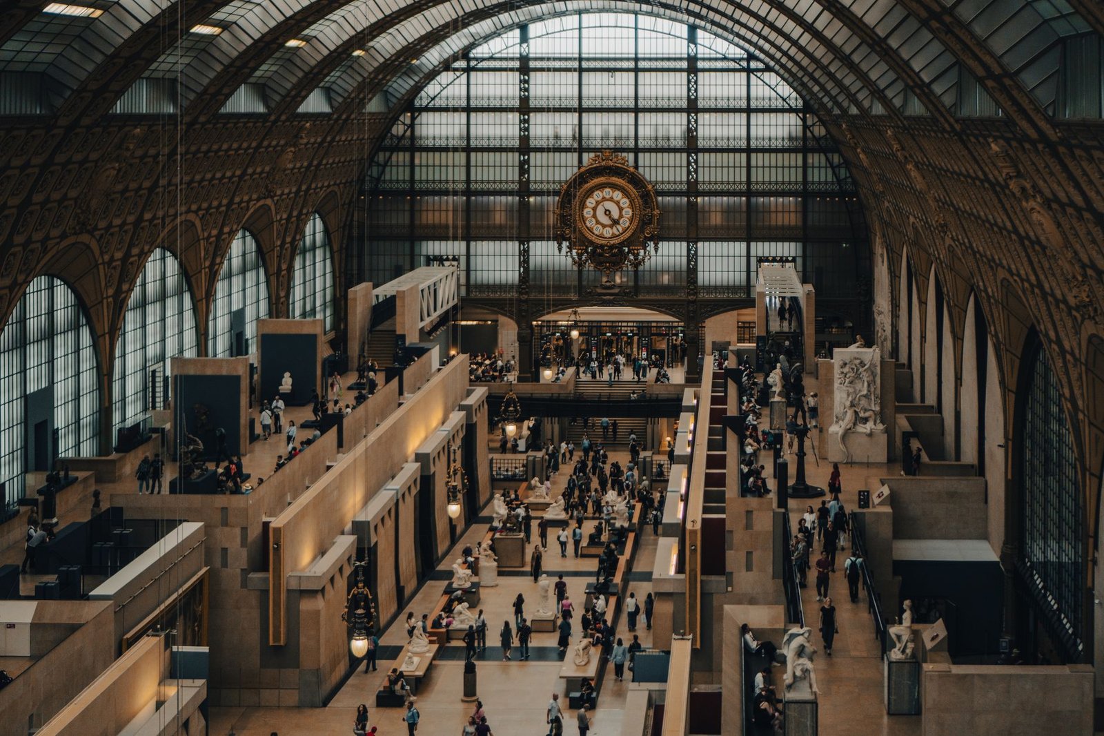 Que voir au Musée d'Orsay en 2 heures : l'itinéraire essentiel 2 Intérieur animé du Musée d'Orsay