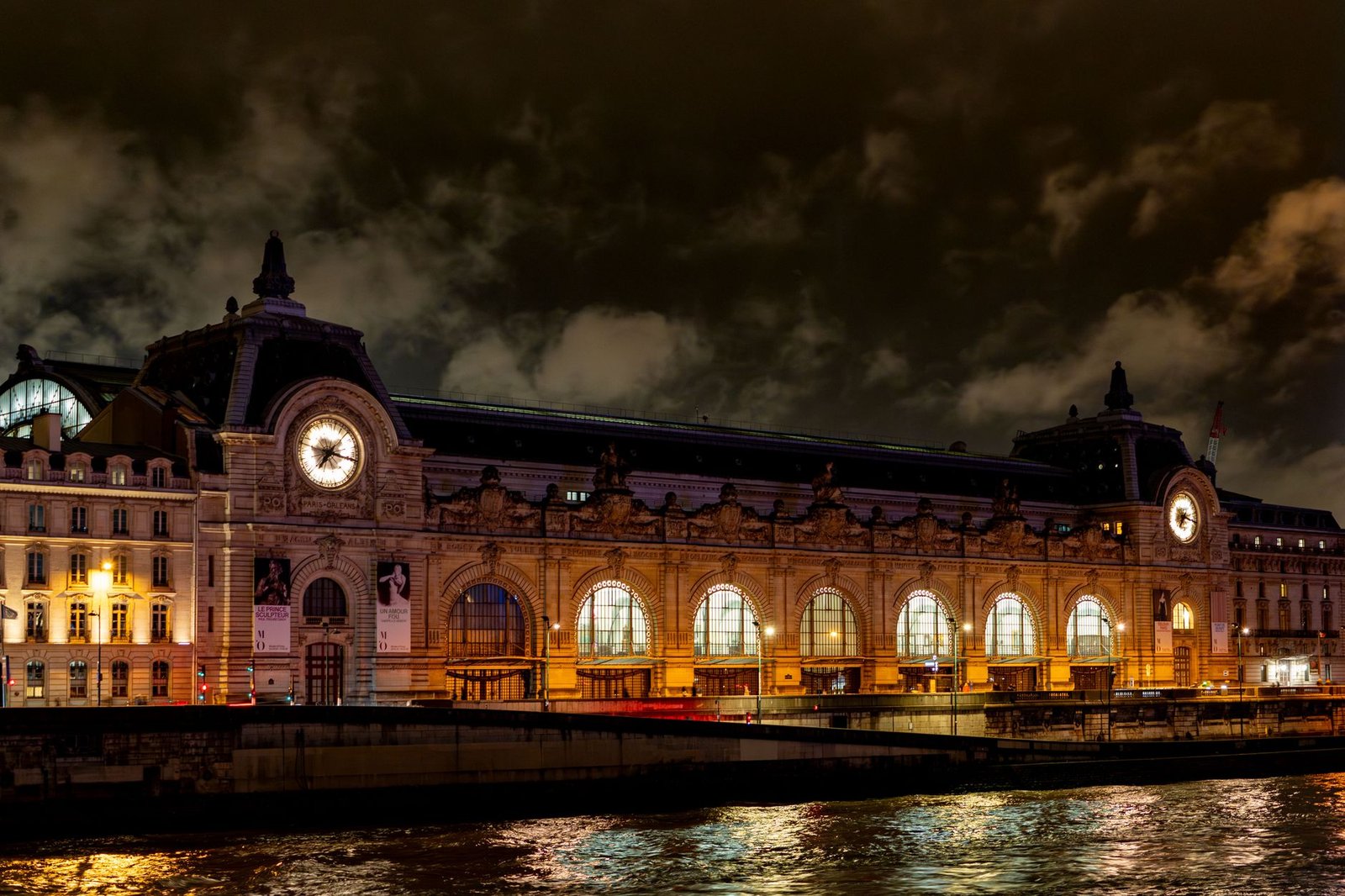 Que voir au Musée d'Orsay en 2 heures : l'itinéraire essentiel 3 Musée d'Orsay illuminé la nuit, se reflétant dans la Seine