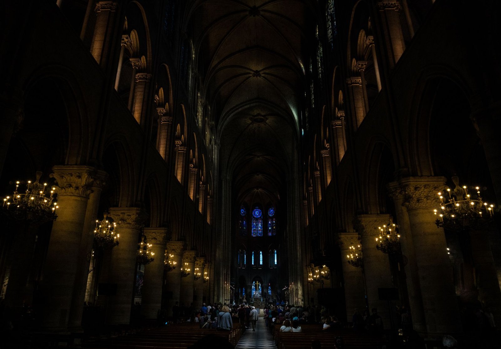 Notre-Dame Reabrió: Lo Que Cambió y Cómo es la Visita Hoy 3 Nave interior de catedral gótica