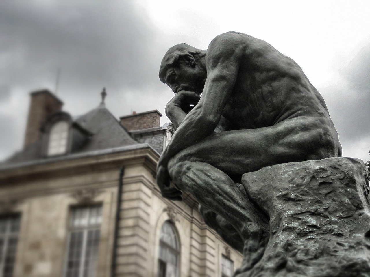Les Invalides e o Túmulo de Napoleão: Guia Completo de Visita 4 O Pensador de Rodin em Paris, escultura exposta no jardim do Museu Rodin próximo aos Invalides