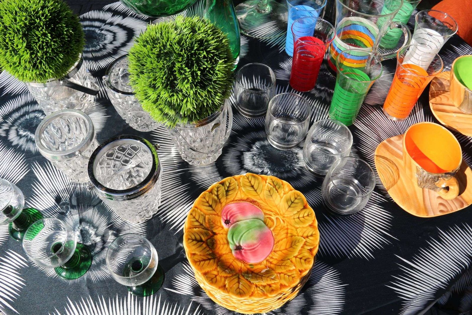 Mercado de Pulgas de Saint-Ouen: o Maior Antiquário do Mundo em Paris 4 Objetos de vidro coloridos e itens decorativos em exposição num mercado de pulgas