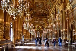 Fachada do Palais Garnier, a Ópera de Paris, com sua arquitetura neoclássica e ornamentos dourados