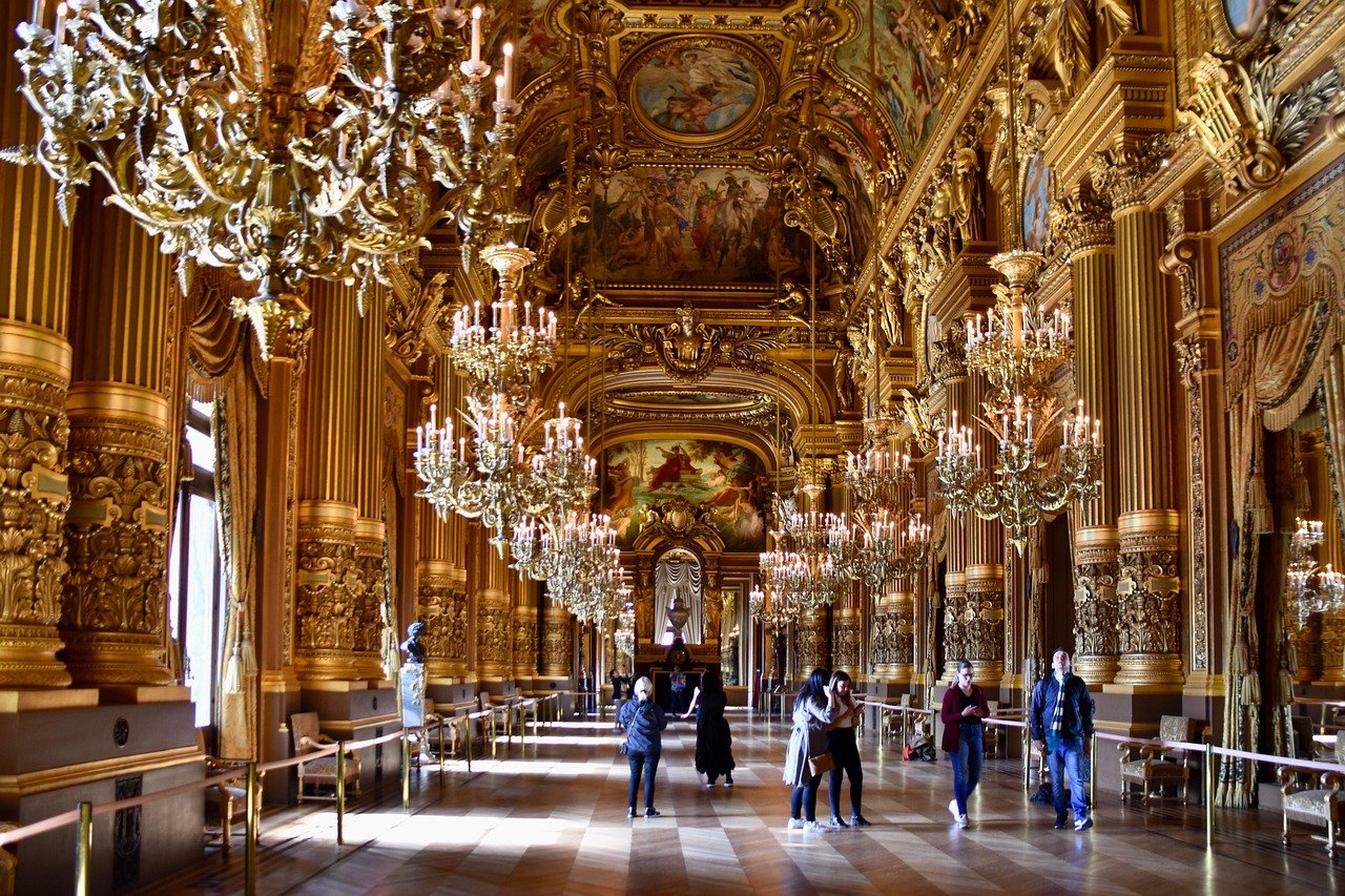 Ópera Garnier: Como Visitar o Palais Garnier por Dentro 1 Fachada do Palais Garnier, a Ópera de Paris, com sua arquitetura neoclássica e ornamentos dourados