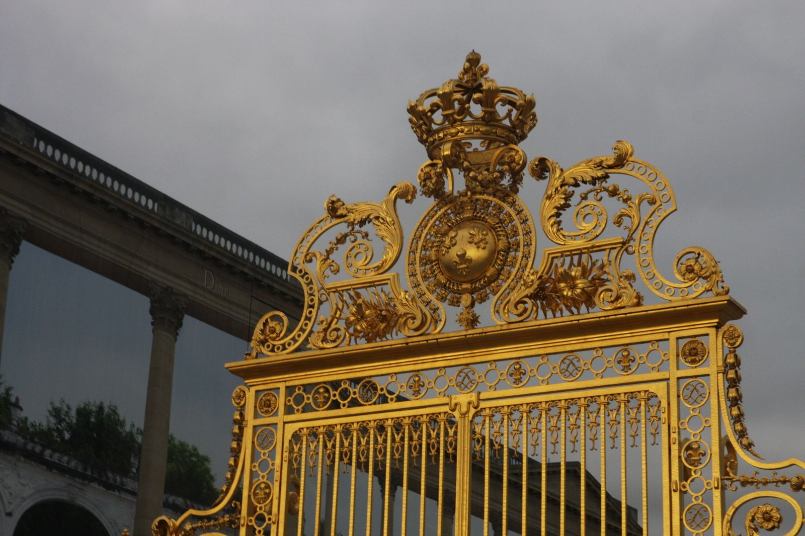 Comment se rendre au Château de Versailles depuis Paris 3 Pátio de entrada do Palácio de Versalhes