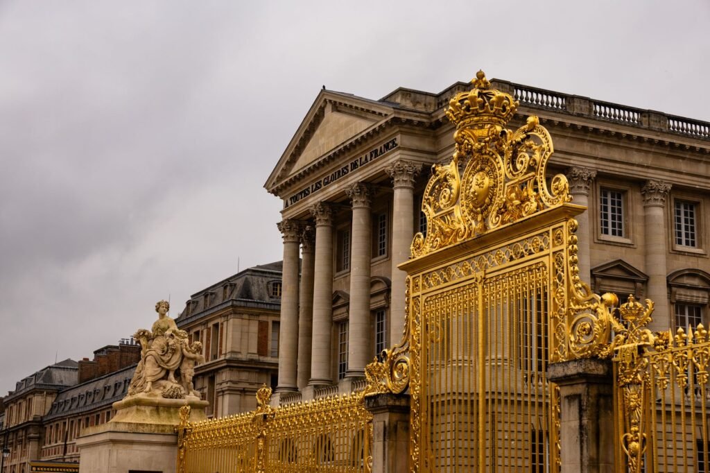 Cómo Llegar al Palacio de Versalles desde París 1 Portão dourado do Palácio de Versalhes
