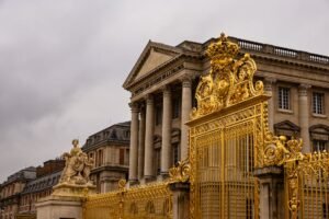 Portão dourado do Palácio de Versalhes
