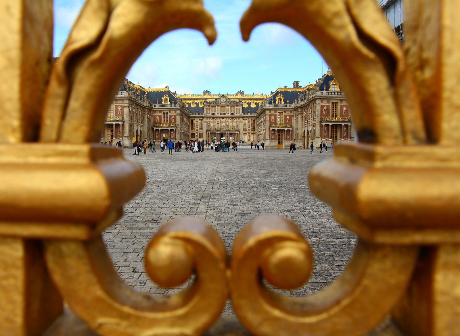 Comment se rendre au Château de Versailles depuis Paris 4 Vista elegante do pátio do Palácio de Versalhes