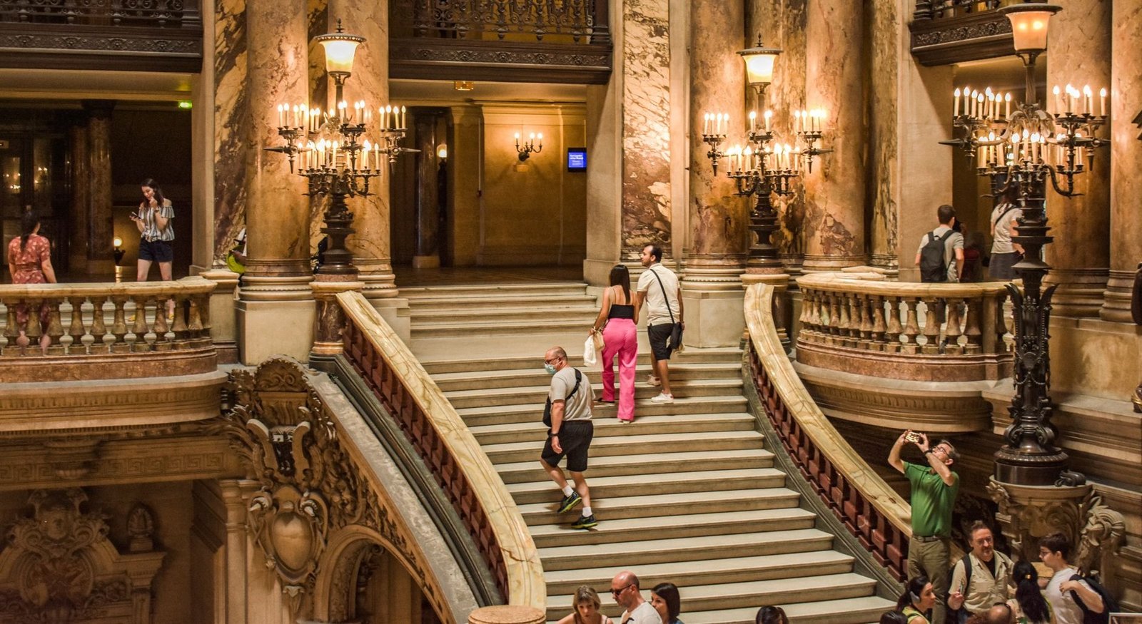 O Rei Leão em Paris 2026: Guia Completo para Ver o Musical no Théâtre Mogador 3 Escadaria monumental de teatro clássico parisiense com arquitetura opulenta e dourada