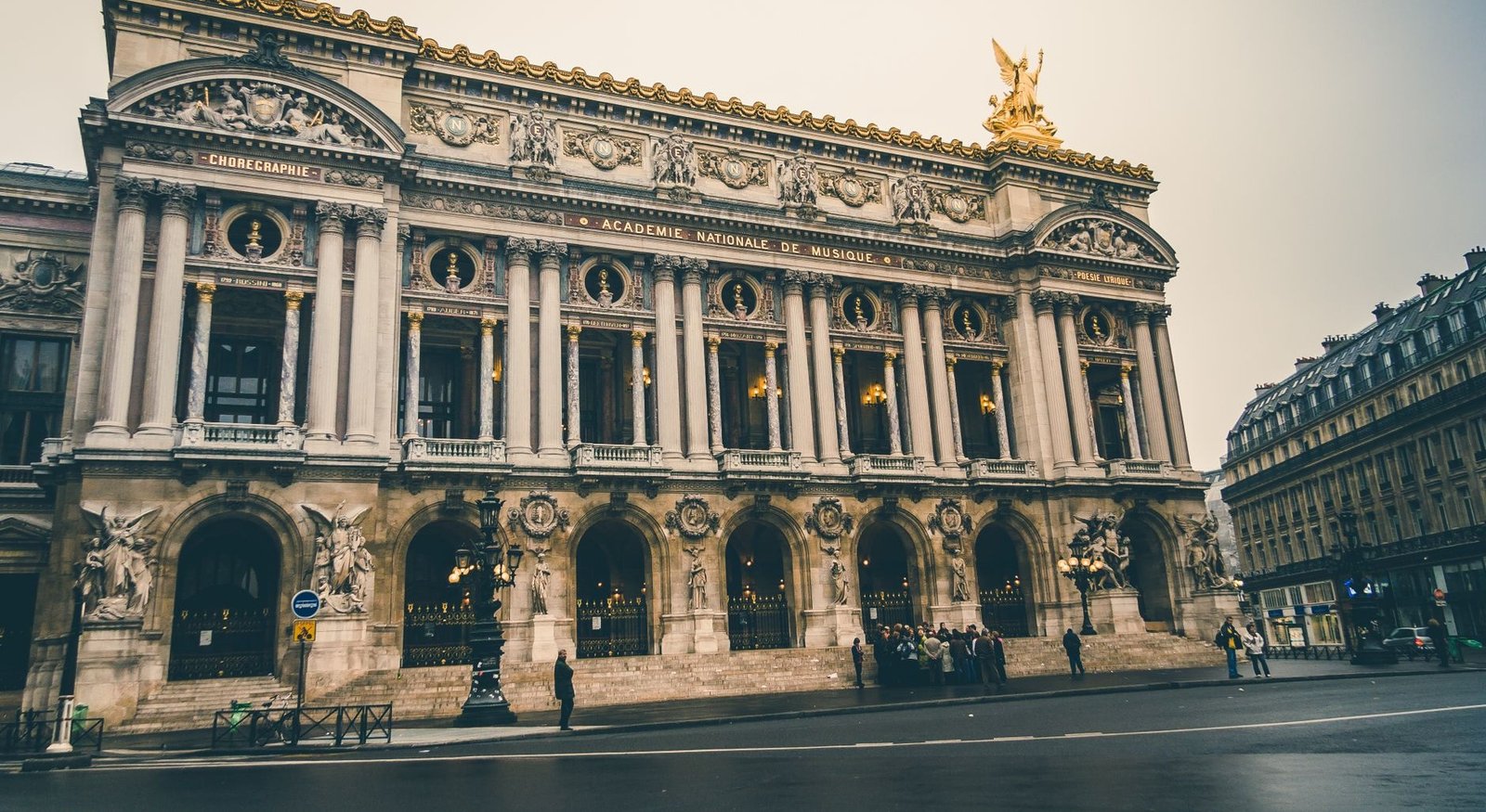 O Rei Leão em Paris 2026: Guia Completo para Ver o Musical no Théâtre Mogador 1 Fachada clássica do Palais Garnier em Paris, símbolo da vida teatral da cidade