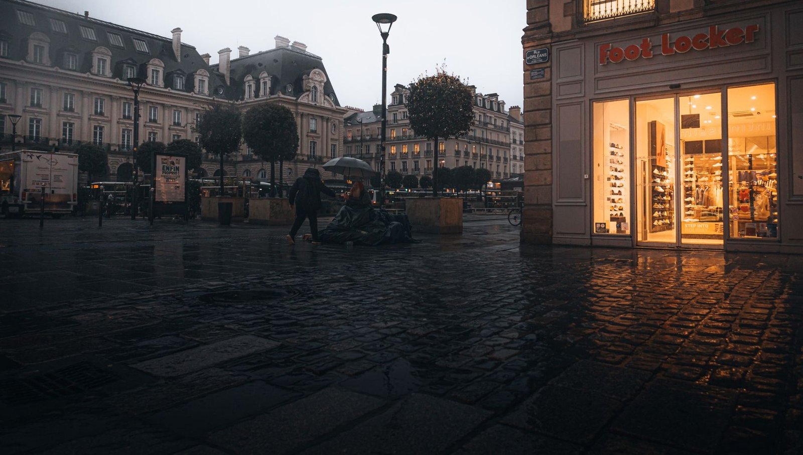 Avenue Montaigne: Roteiro de Compras de Luxo em Paris 4 Arquitetura elegante de Paris iluminada à noite perto da Avenue Montaigne