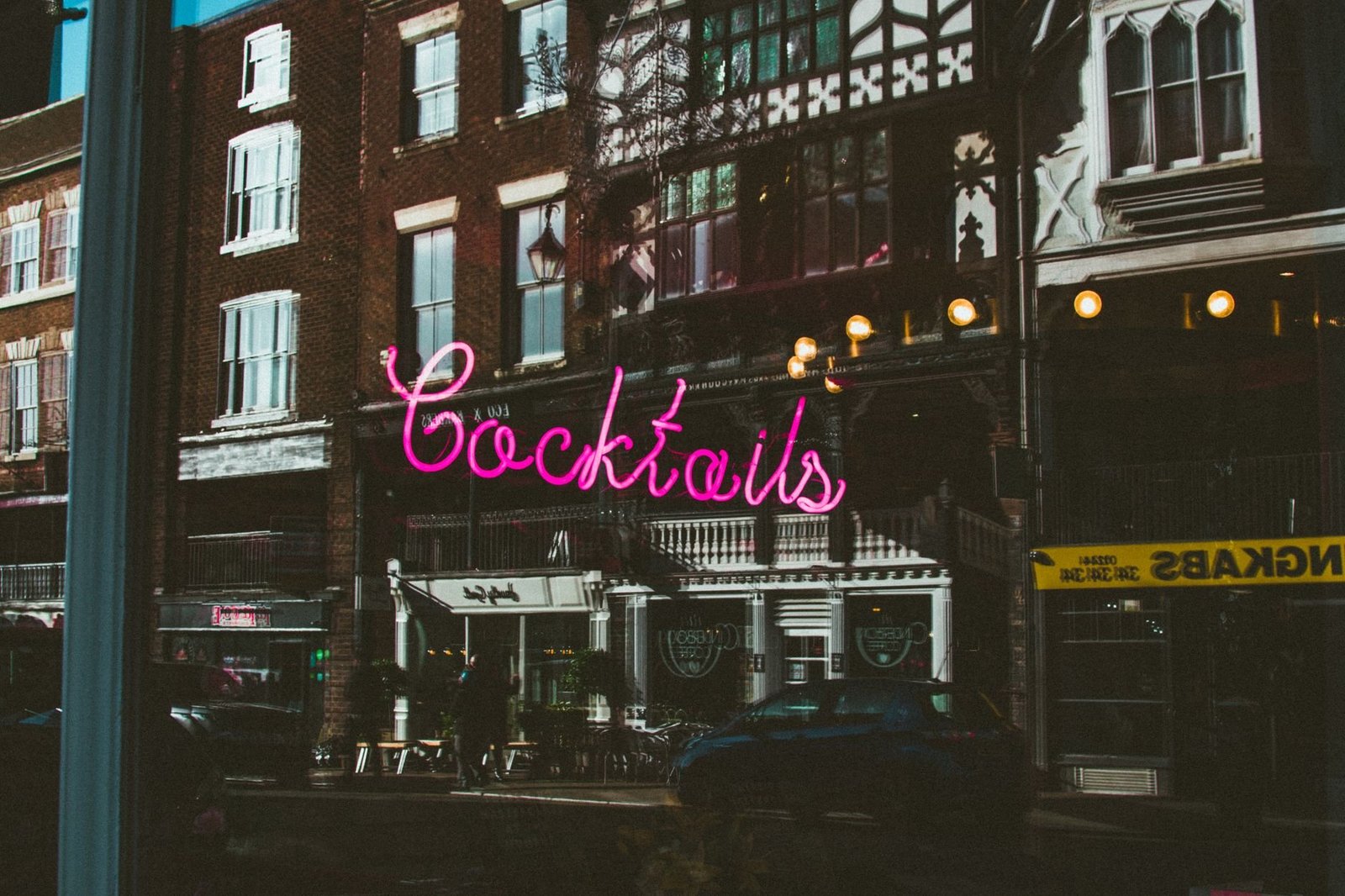 Quartier Pigalle em Paris: o que ver no bairro do Moulin Rouge 3 Letreiro de néon rosa de bar de coquetéis em Paris à noite