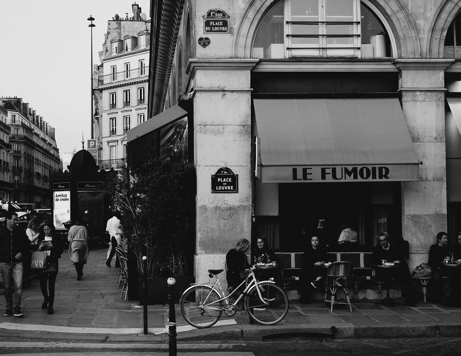 Saint-Germain-des-Prés: Roteiro pelo Bairro Literário de Paris 2 Cena de rua em preto e branco em Paris com café e pedestres