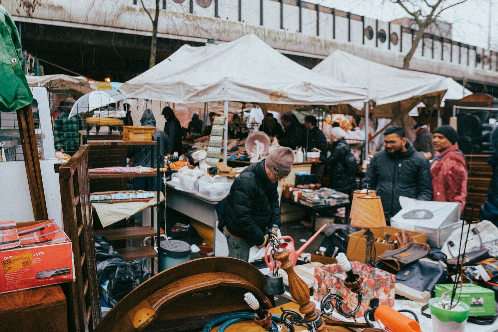 Feiras e Mercados de Rua em Paris: onde ir 3 Feira de rua em Paris no inverno com barracas e visitantes se aquecendo