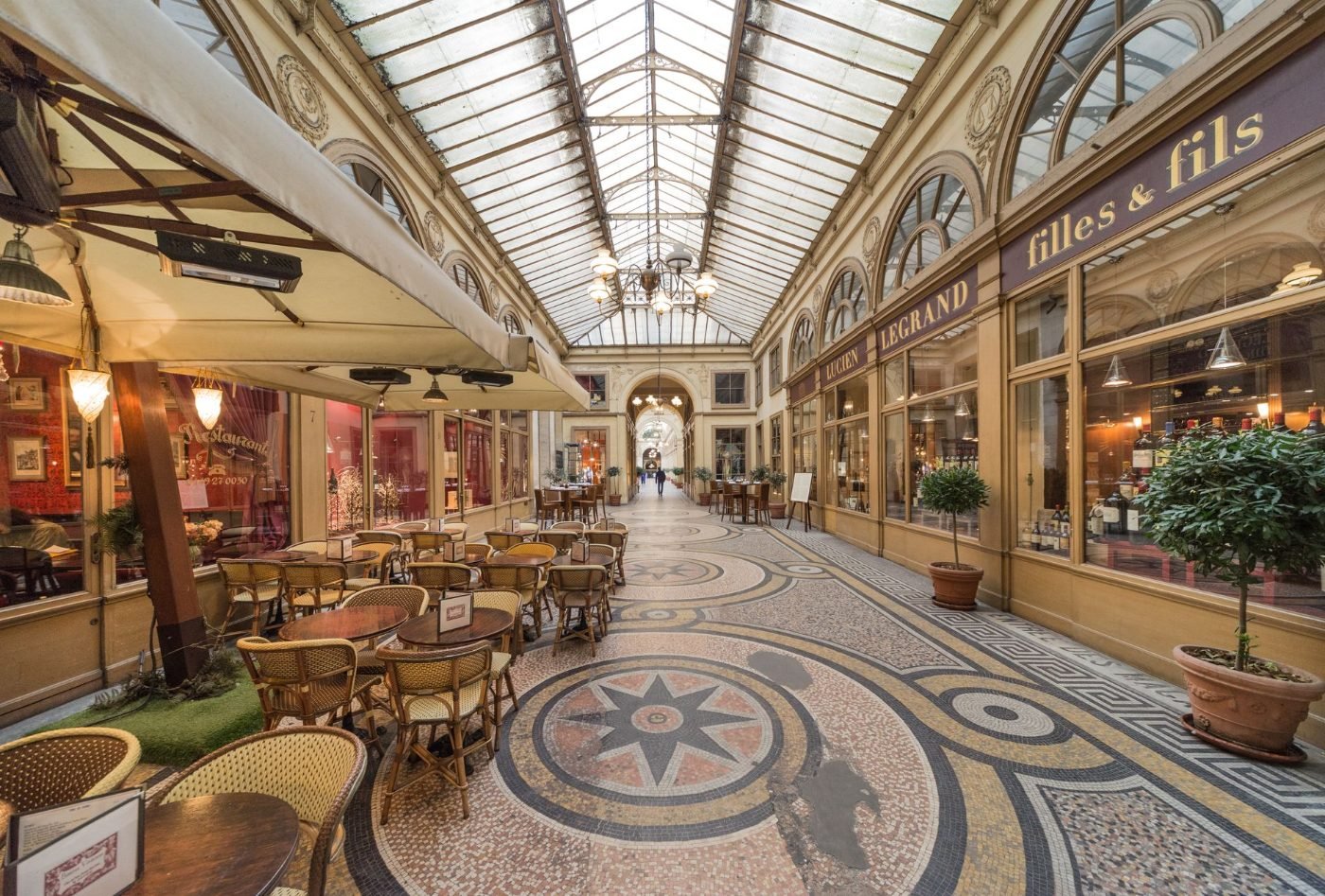 Restaurantes Baratos em Paris: onde comer bem gastando pouco 4 Galeria histórica em Paris com restaurantes e arquitetura do século XIX