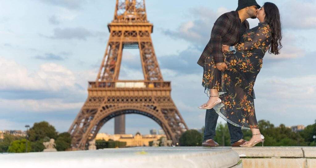 París para Luna de Miel: Itinerario Romántico Completo para Parejas 1 Casal em frente à Torre Eiffel em Paris durante lua de mel