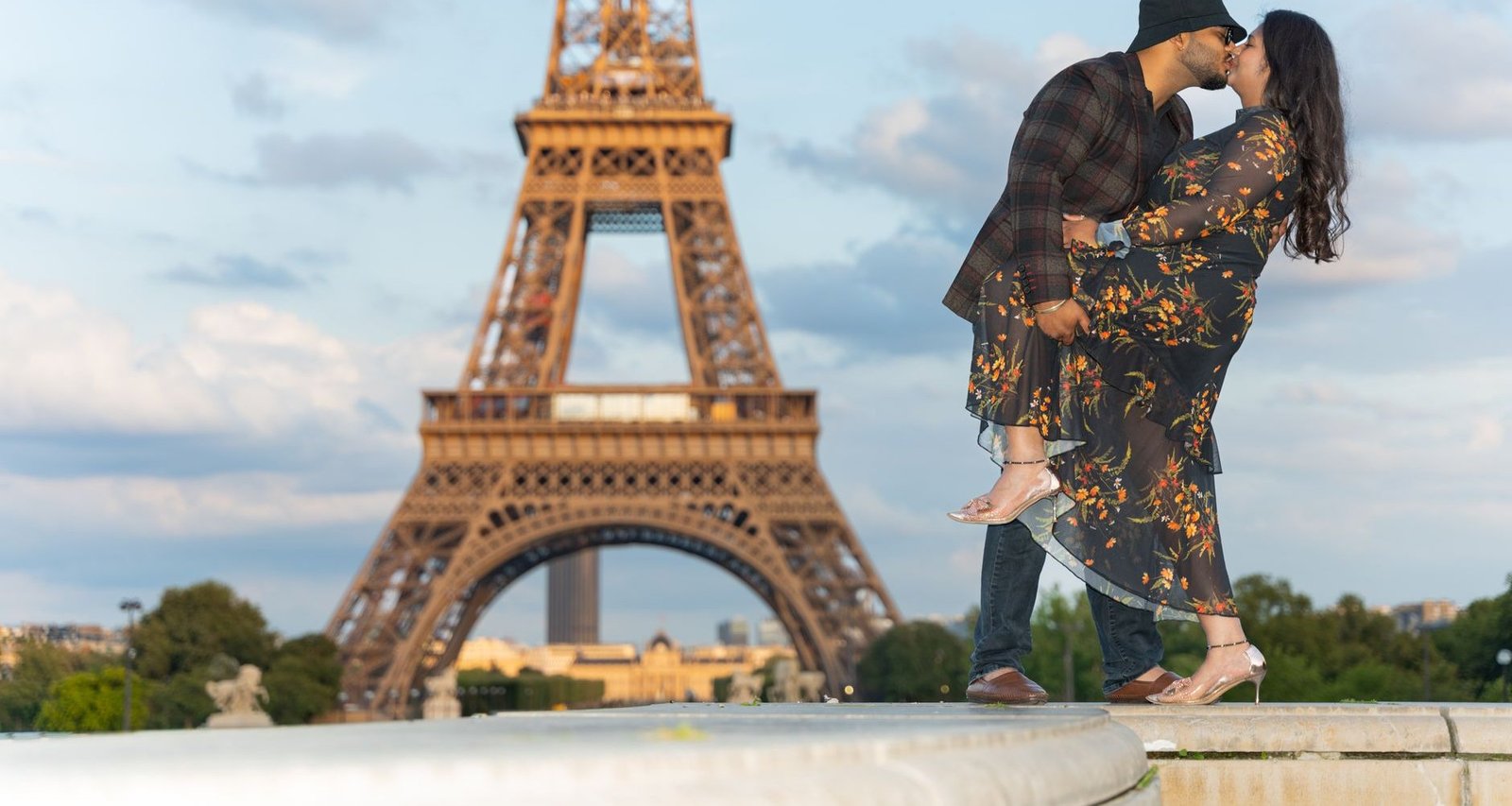 París para Luna de Miel: Itinerario Romántico Completo para Parejas 1 Pareja frente a la Torre Eiffel en París durante luna de miel