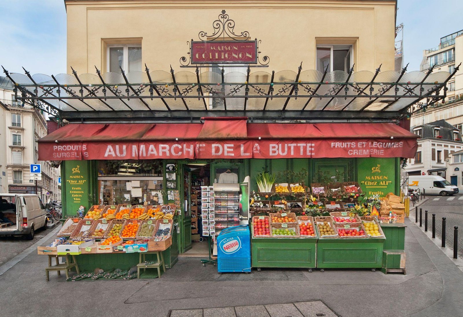Feiras e Mercados de Rua em Paris: onde ir 2 Barraca de hortifrúti colorida no mercado de rua de Paris Maison Collignon