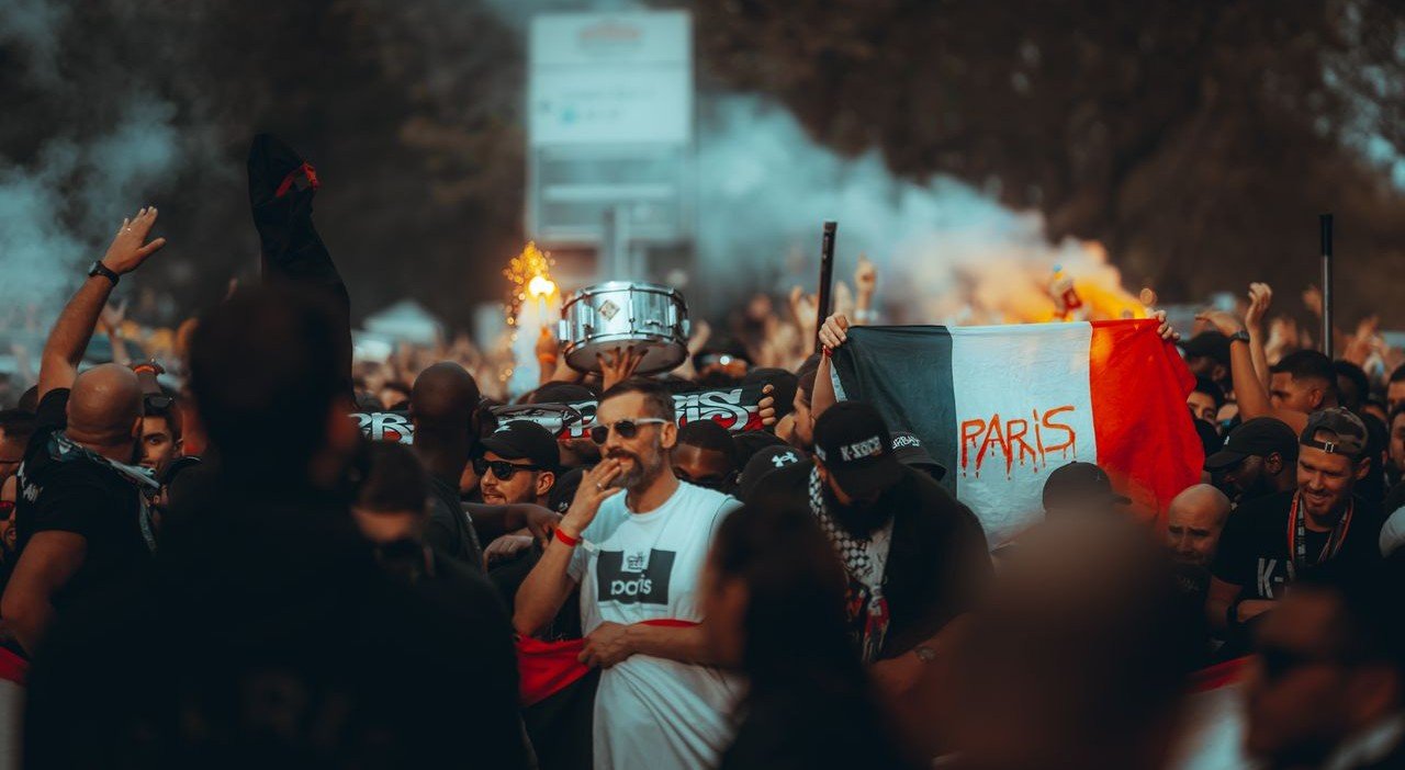 Tour de France 2026 in Paris: How to Watch the Finish on the Champs-Élysées (Complete Guide) 3 Cheerful crowd celebrating in the streets of Paris during a major event