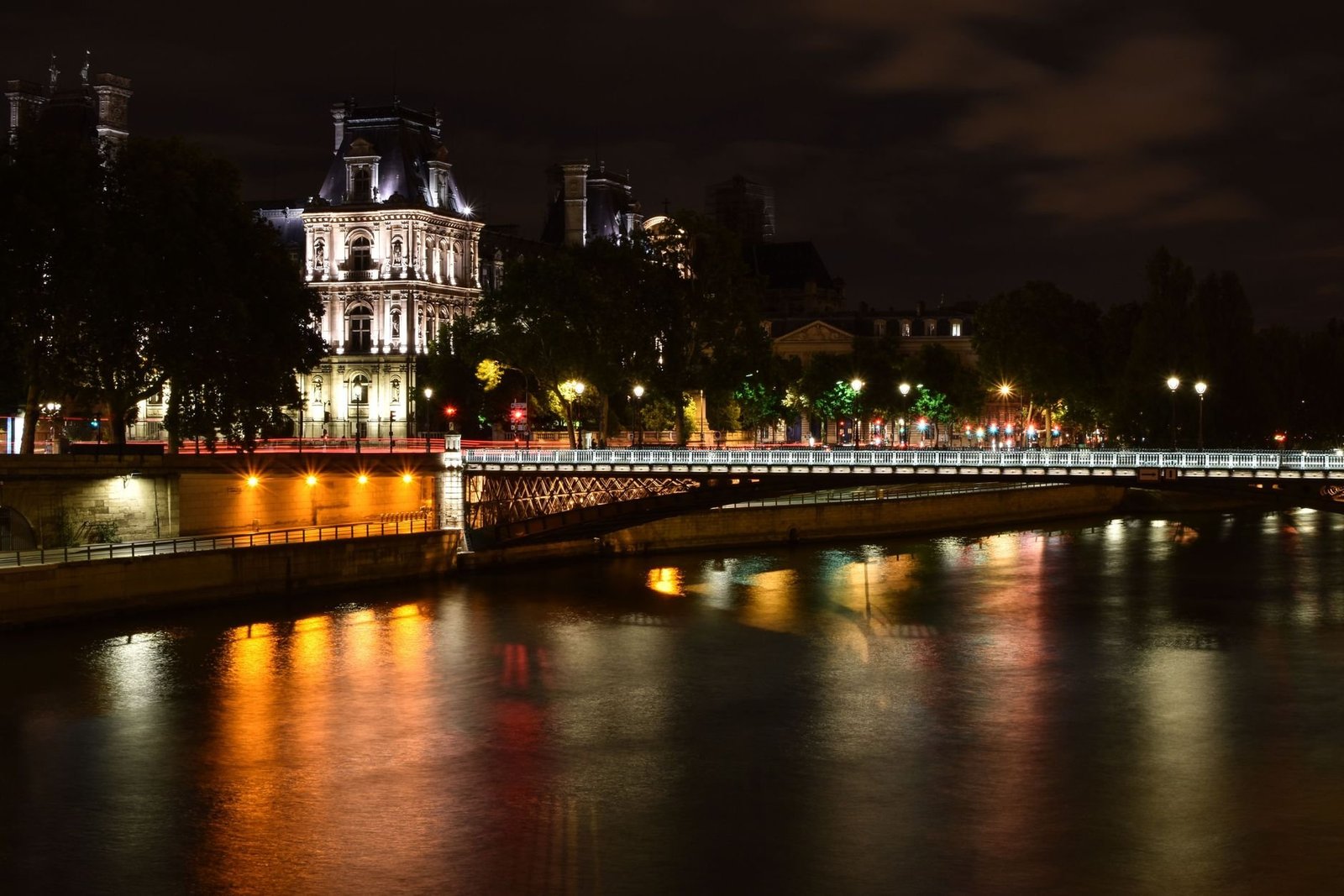 París para Luna de Miel: Itinerario Romántico Completo para Parejas 3 París de noche con la Torre Eiffel y su reflejo en el río Sena
