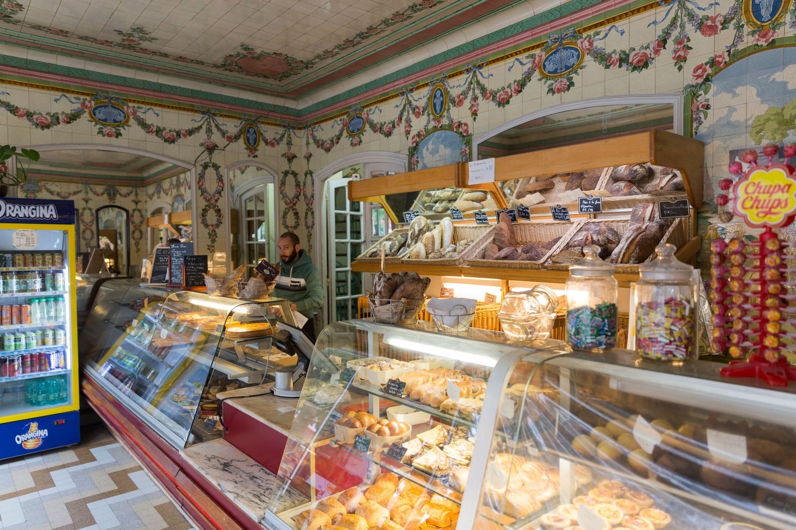 Onde Comer o Melhor Croissant de Paris: Padarias Premiadas 4 Pães artesanais frescos expostos em padaria tradicional de Paris