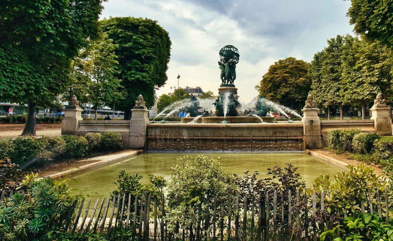 Rock en Seine 2026: Cartel, Fechas, Entradas y Cómo Llegar (Guía Completa) 2 Parque histórico en París en verano — escenario del Rock en Seine en el Domaine de Saint-Cloud