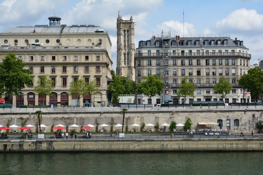Paris Plages 2026: A Praia Urbana que Toma Conta do Sena no Verão 16 Pessoas relaxando à beira do Rio Sena durante Paris Plages
