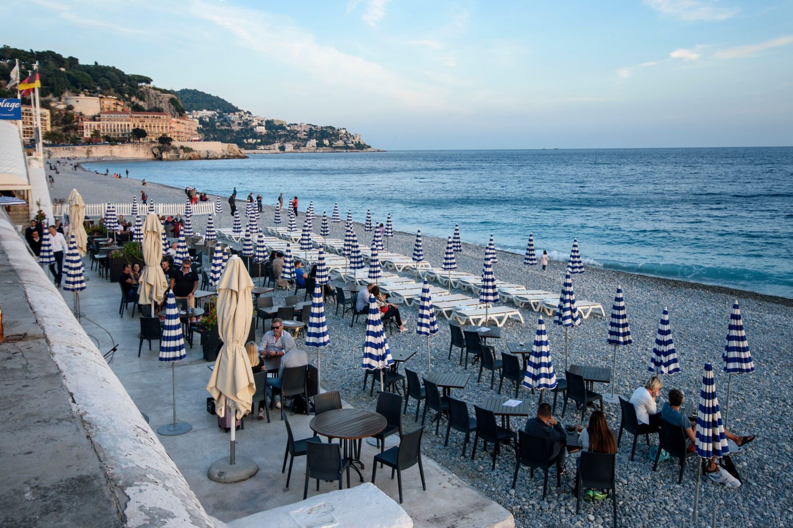 Paris Plages 2026: A Praia Urbana que Toma Conta do Sena no Verão 3 Café à beira do rio durante o verão em Paris Plages