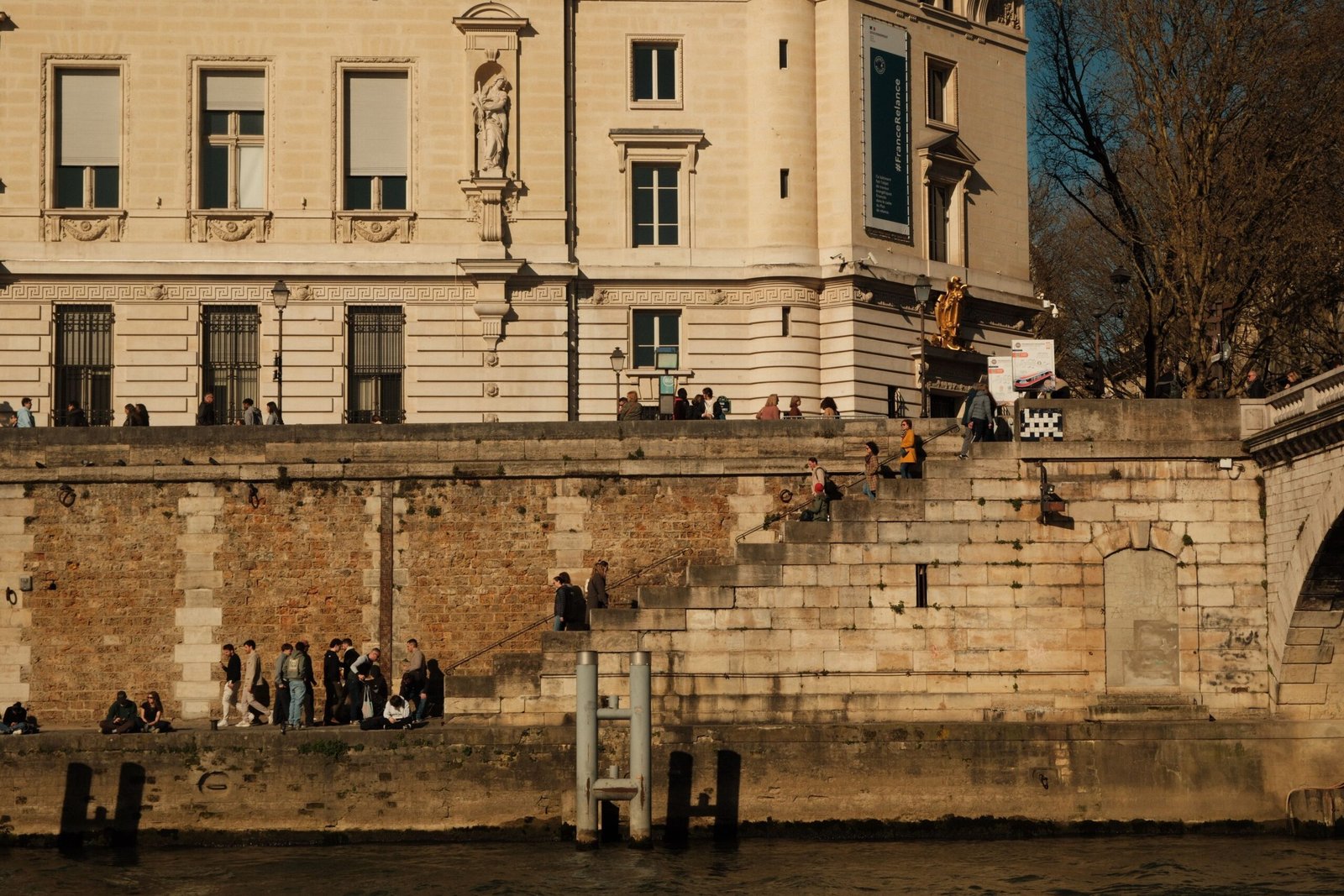 Paris Plages 2026: A Praia Urbana que Toma Conta do Sena no Verão 4 Pessoas aproveitando um dia ensolarado à beira do Rio Sena em Paris