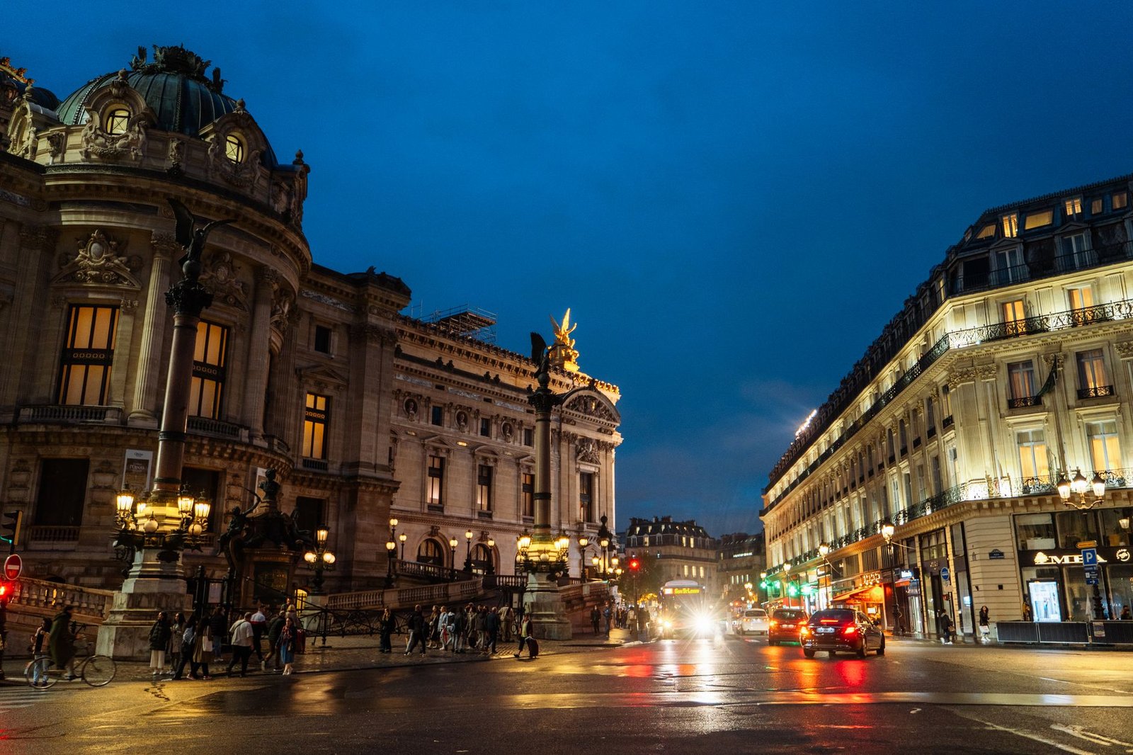 Golpes e Segurança em Paris: Bairros e Dicas para Viajar Seguro 3 Vista noturna da Ópera Garnier iluminada em Paris
