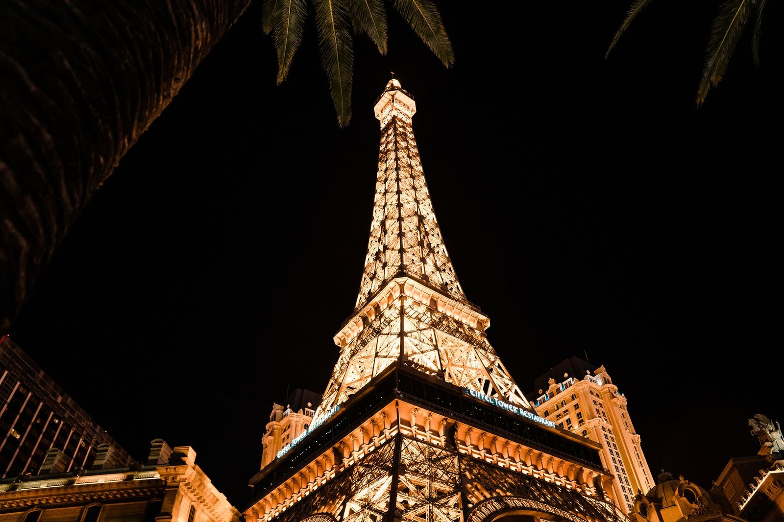 Torre Eiffel a Noite: Show de Luzes, Horarios e Como Ver de Graca 3 Torres e reflexos noturnos à beira do rio em Paris com iluminação dourada