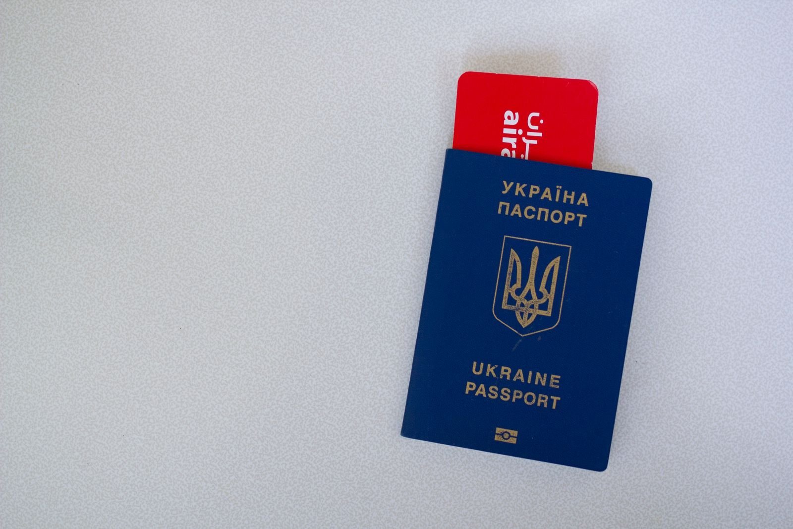 Documentos para Viajar para a França: Visto, Passaporte e Seguro 2 Passaporte e cartão de embarque prontos para a viagem internacional