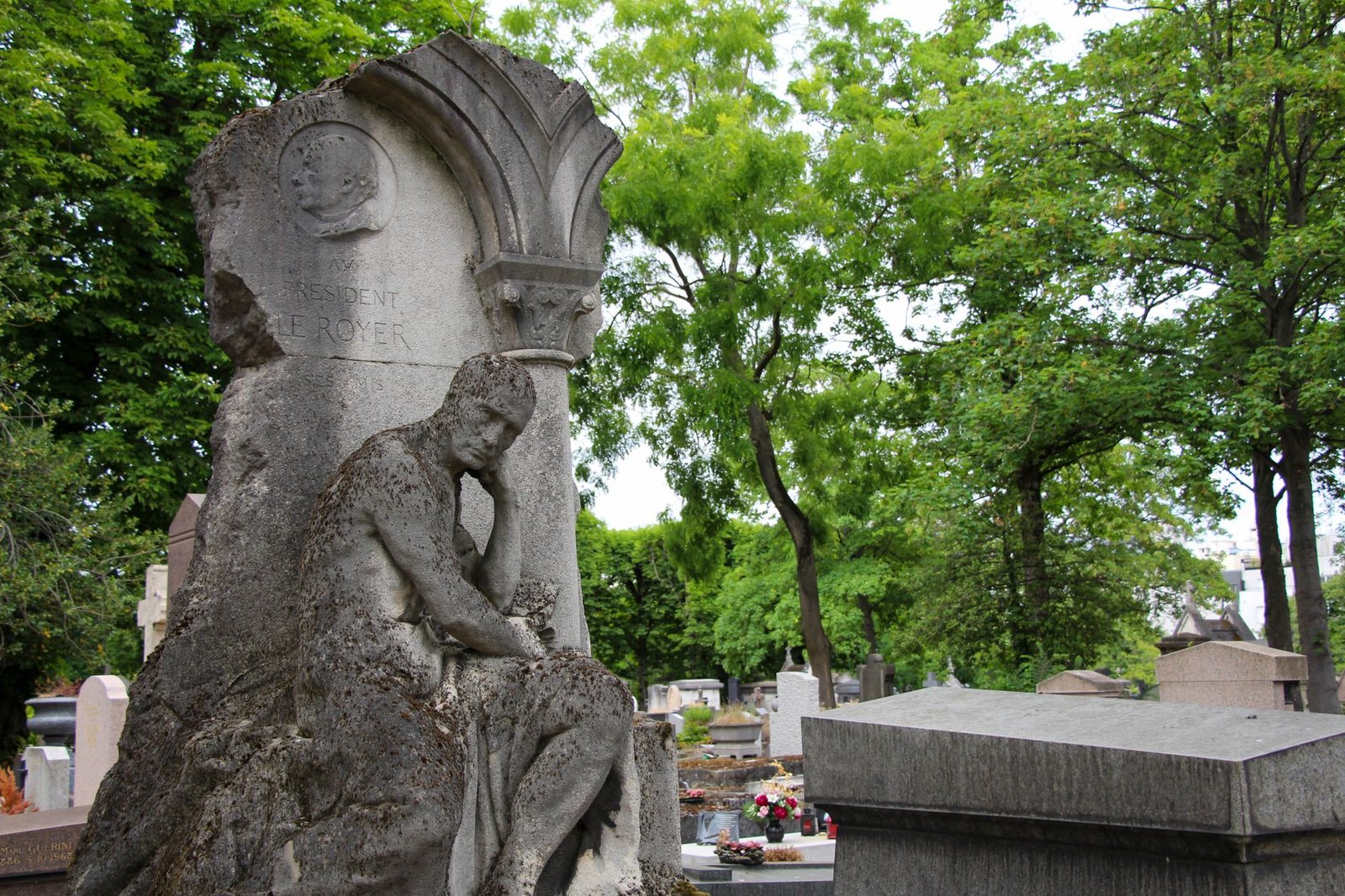 Cemitério Père Lachaise: o roteiro mais inesperado (e fascinante) de Paris 4 Escultura de pedra elegante no cemitério Père Lachaise