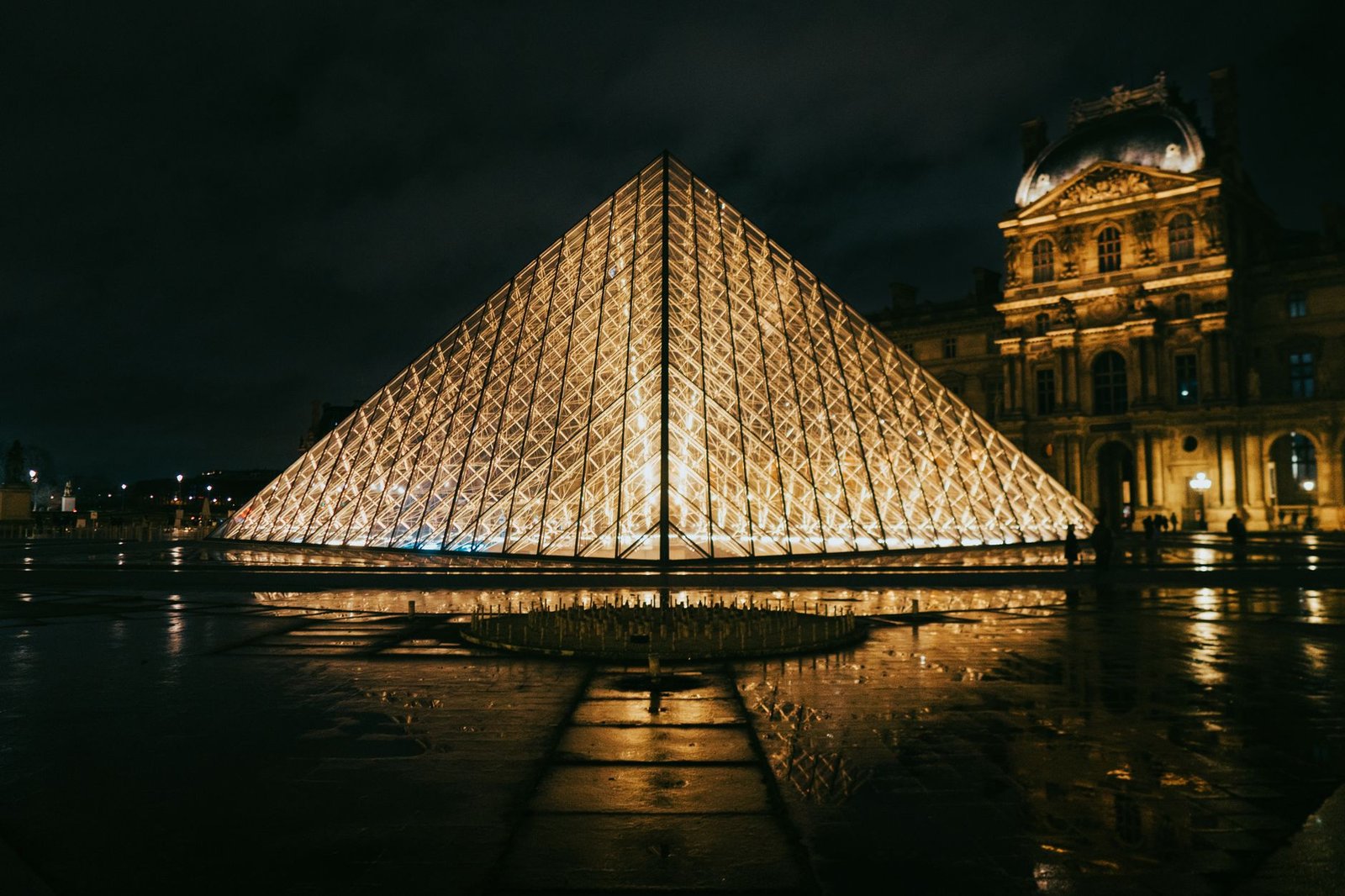 Ingressos do Louvre 2026: Novo Preço para Brasileiros e Como Comprar Sem Pagar Mais Caro 3 Pirâmide do Louvre iluminada à noite em Paris