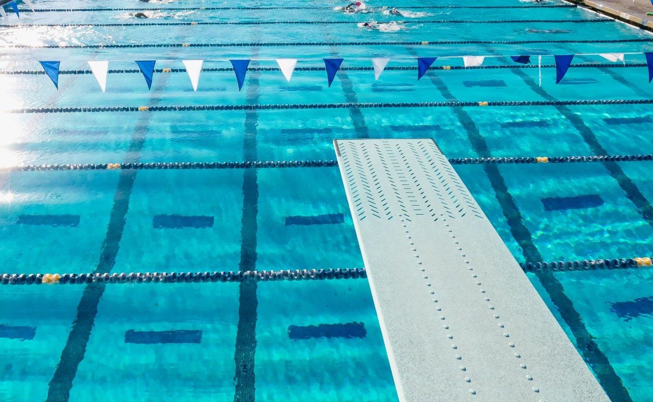 Championnats d'Europe de Natation Paris 2026 : Guide Complet pour y Assister en Direct 3 Vue aérienne d'une piscine olympique avec lignes d'eau lors d'un championnat international de natation
