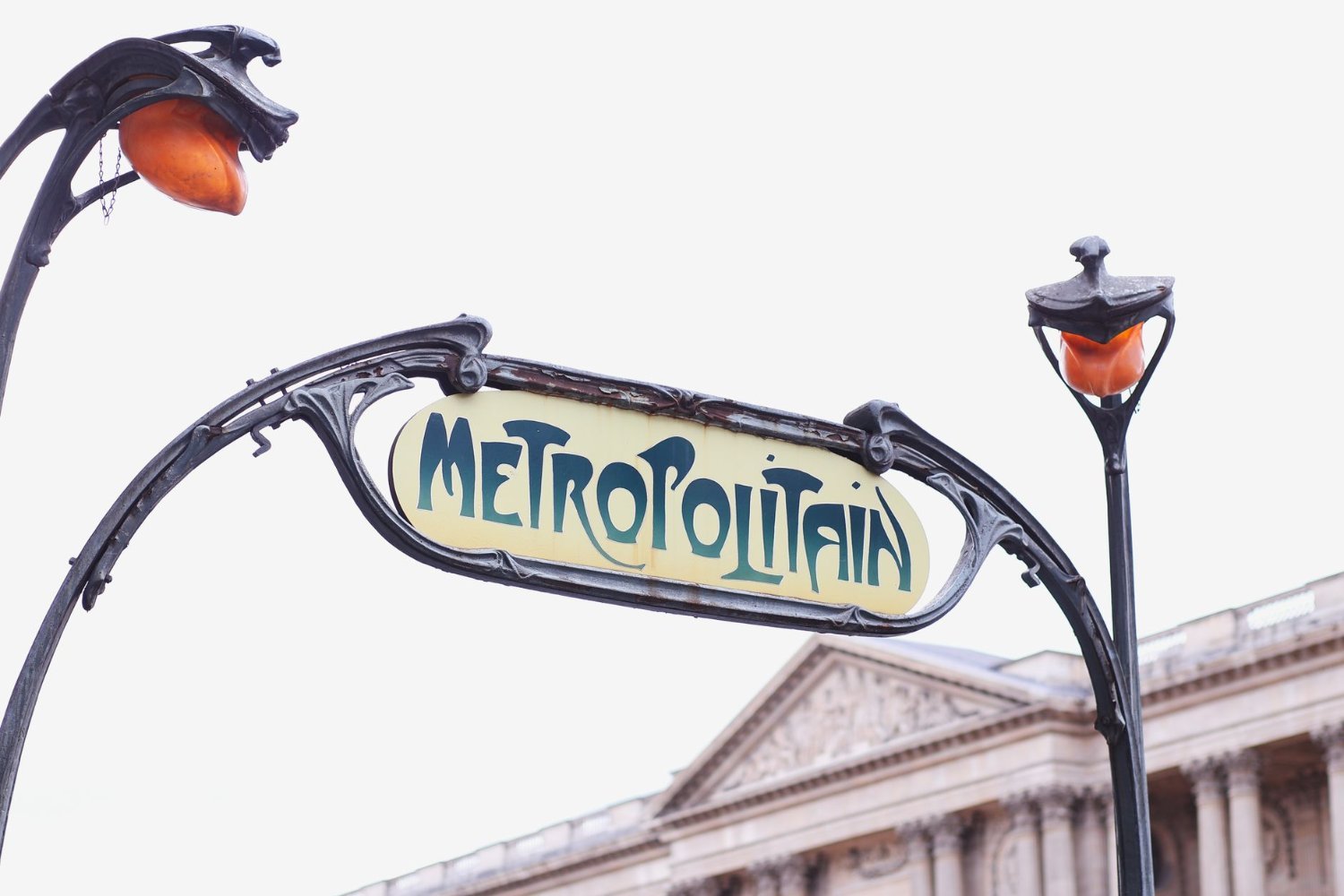 Passe de Transporte em Paris: Navigo, Bilhetes e Preços 2026 2 Placa vintage do Metropolitain em estilo art nouveau em Paris
