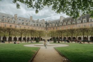 Place des Vosges praça histórica do Marais em Paris