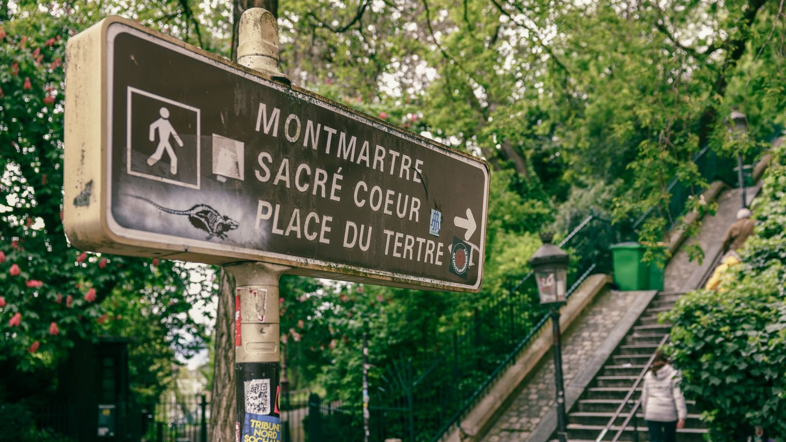 Itinerario a Pie por Montmartre: del Funicular al Sacré-Cœur 4 Artistas pintando en la Place du Tertre en Montmartre