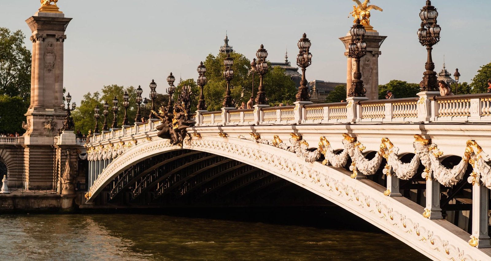 Pontes de Paris: as Mais Bonitas para Fotografar e Caminhar 1 Pont Alexandre III em Paris com estátuas douradas e o Sena ao fundo
