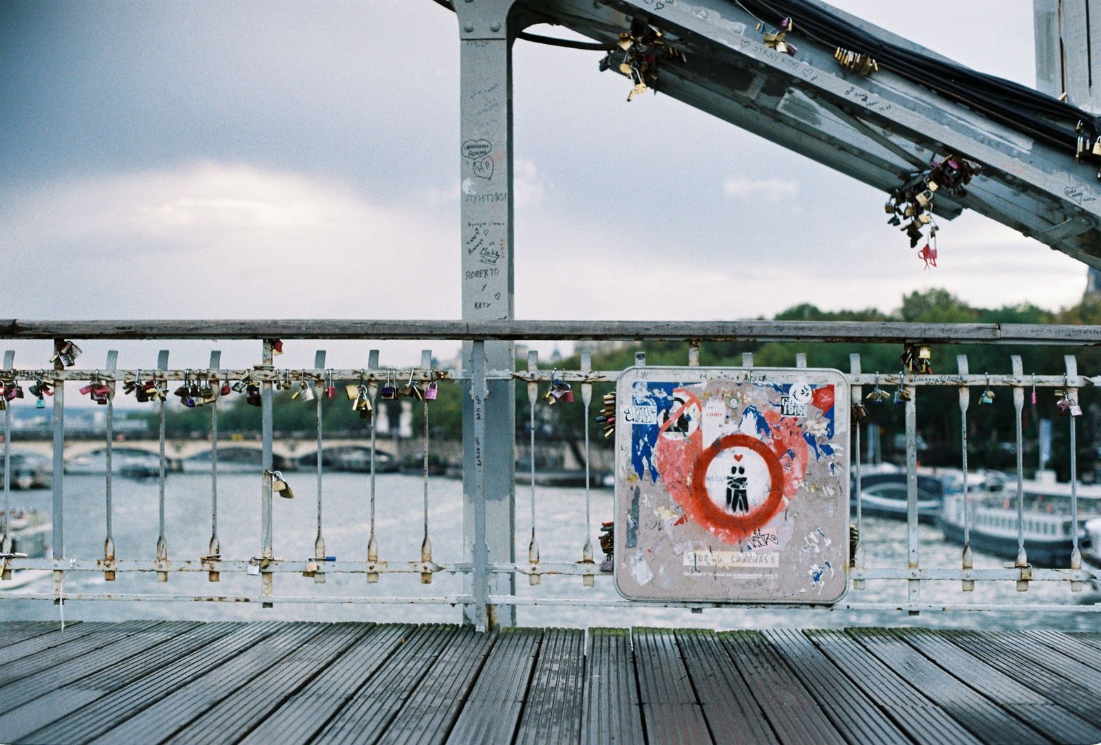 Pontes de Paris: as Mais Bonitas para Fotografar e Caminhar 3 Cadeados de amor na grade do Pont des Arts em Paris