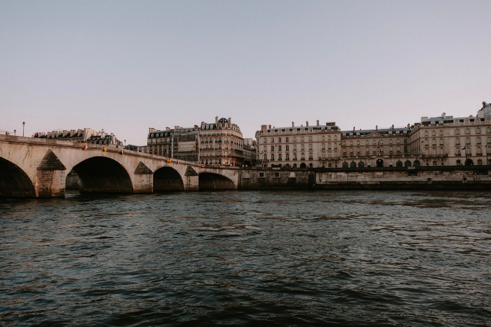 Pontes de Paris: as Mais Bonitas para Fotografar e Caminhar 2 Vista do Pont Neuf ao entardecer sobre o Rio Sena em Paris