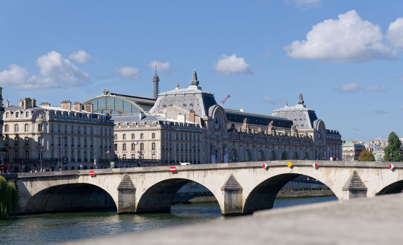 Louvre vs. Musée d'Orsay: Which One to Visit (or How to Do Both in One Day) 3 Vista da Ponte Real com o Museu d'Orsay e a Torre Eiffel ao fundo