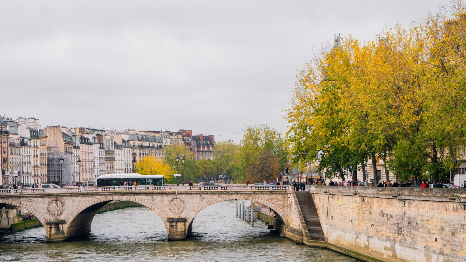 Pontes de Paris: as Mais Bonitas para Fotografar e Caminhar 4 Vista de ponte em Paris com folhagem de outono e o Rio Sena
