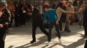 Grupo animado dançando ao ar livre em Paris no festival Paris Quartier d'Été