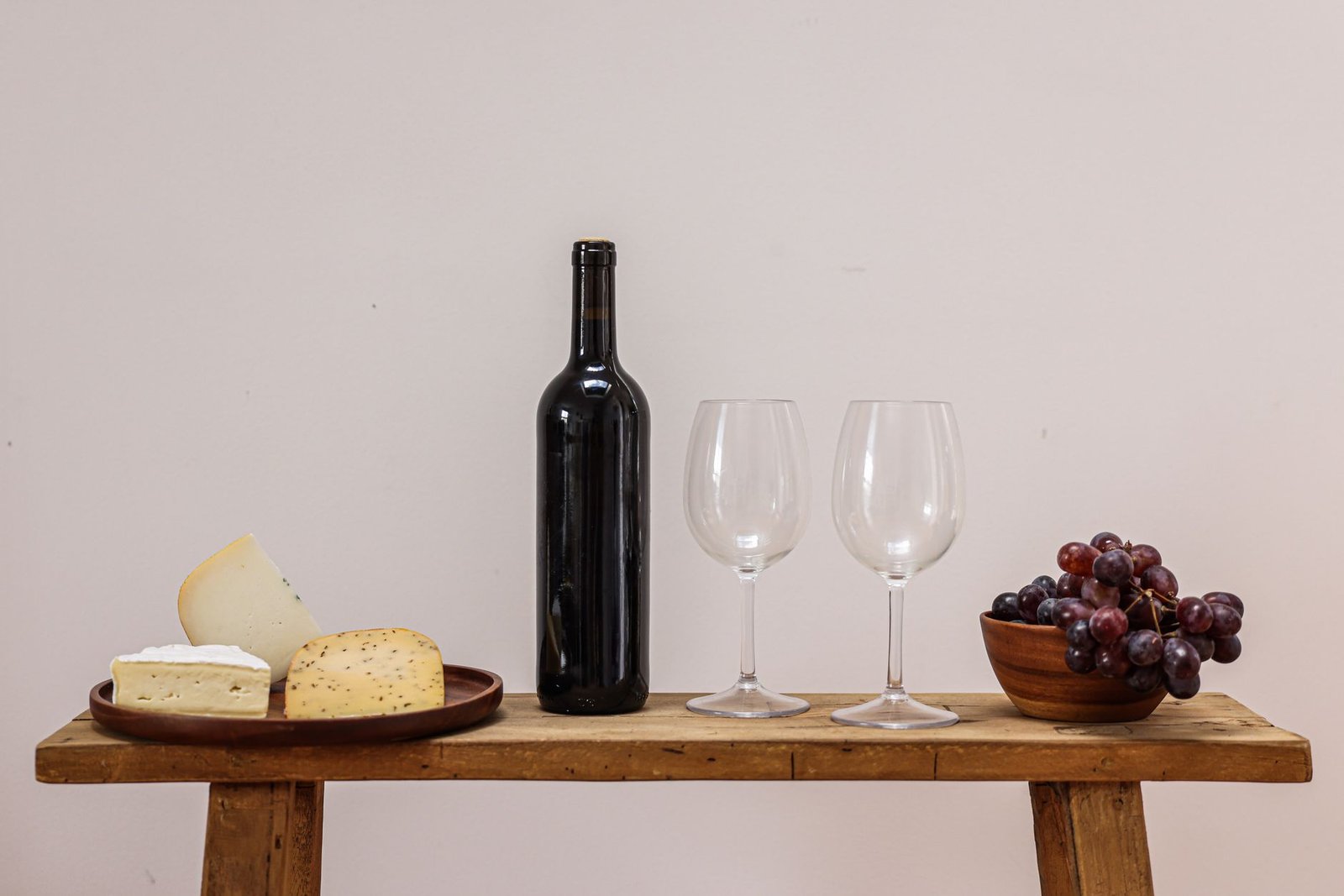 O que Comer em Paris: Guia da Gastronomia Francesa para Brasileiros 3 Mesa com queijos e vinhos franceses, parte da gastronomia de Paris