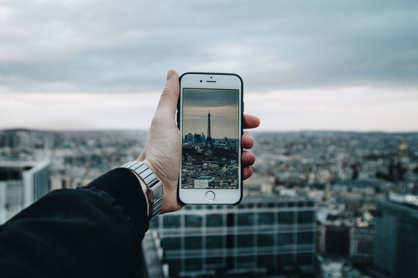 Cómo Evitar la Cola en la Torre Eiffel: Guía Completa Anti-Colas 2 Persona con celular haciendo reserva en línea para visitar París