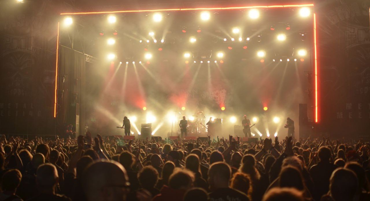 Rock en Seine 2026: Cartel, Fechas, Entradas y Cómo Llegar (Guía Completa) 1 Concierto de rock en vivo con banda en el escenario y efectos de iluminación espectaculares