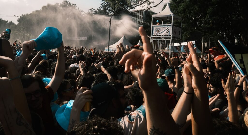 Rock en Seine 2026: Cartel, Fechas, Entradas y Cómo Llegar (Guía Completa) 1 Público animado curtindo festival de música ao ar livre em dia ensolarado no Rock en Seine