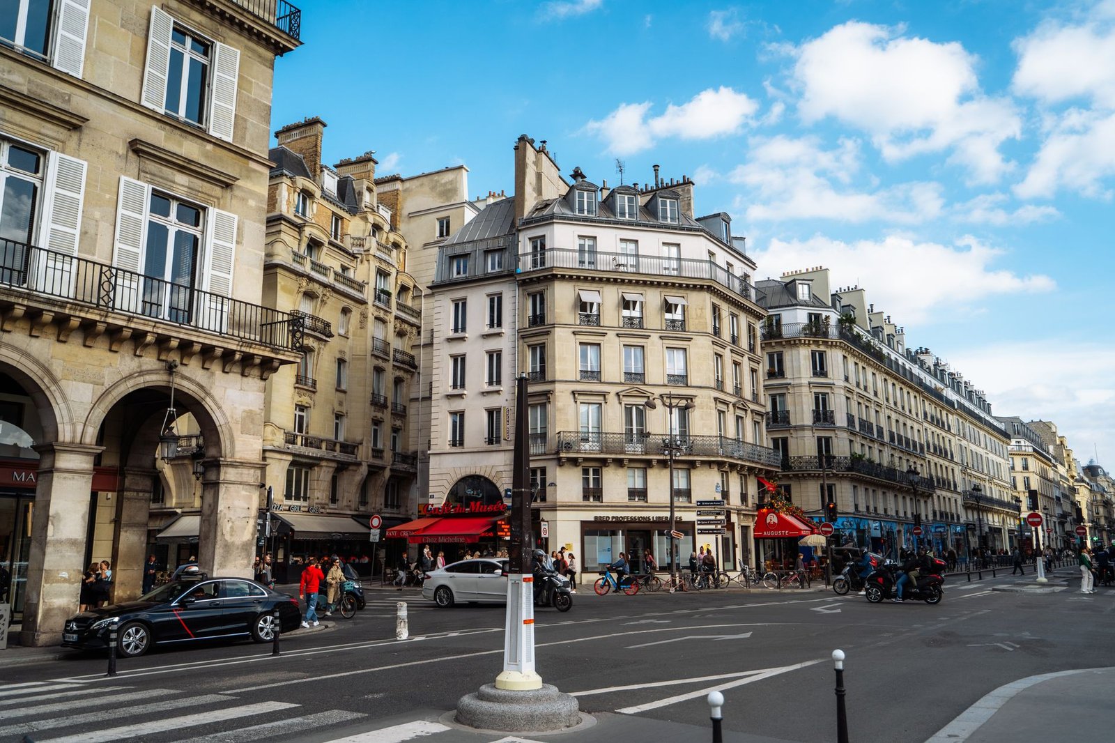 Le Marais LGBTQIA+: o Bairro Gay de Paris 4 Rua de Paris com arquitetura clássica europeia